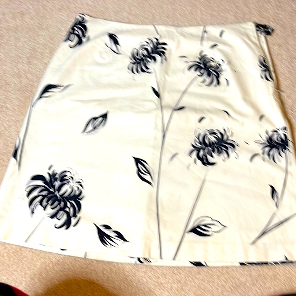 Yuka Resort Off-White and Black Floral Skirt Size 12